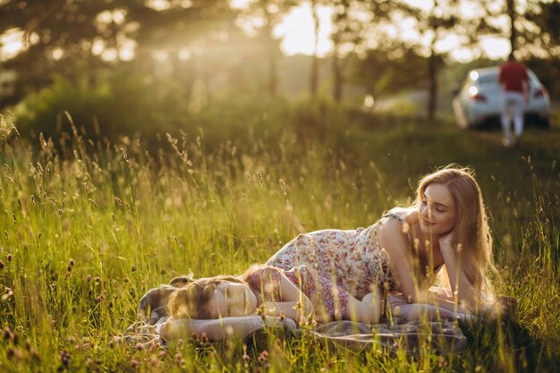 Mère et petite fille jouant ensemble dans un parc