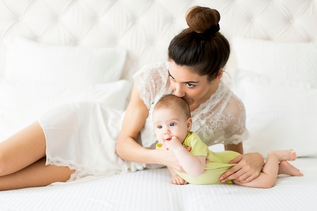 Mère et petite fille sur le lit