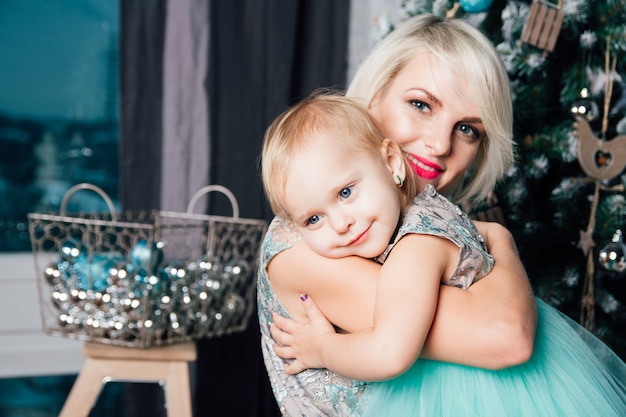 Photo mère et petite fille posant à l'intérieur du nouvel an