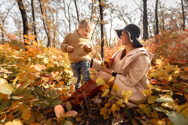 Mère et petite fille s'amusant en automne