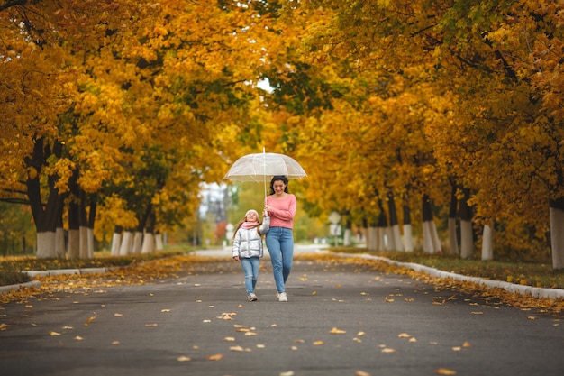 mère et petite fille s'amuser ensemble dans la nature