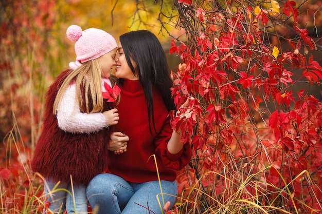 mère et petite fille s'amuser ensemble dans la nature