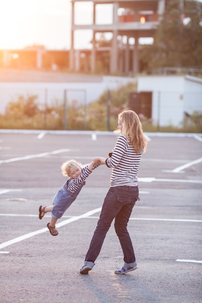 Mère avec petite fille s'amuser