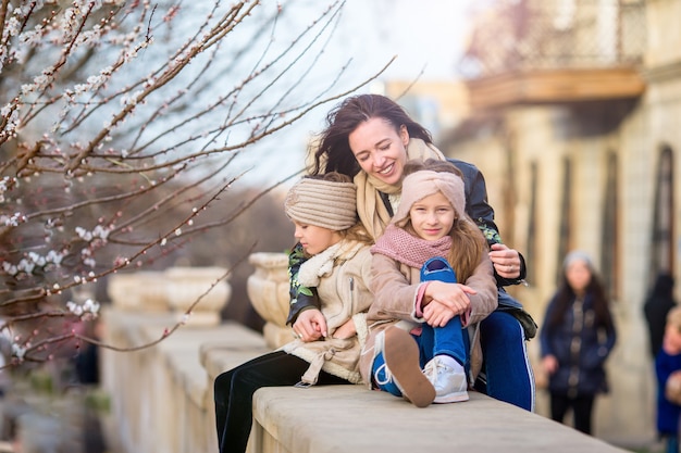 Mère et petites filles en plein air en ville