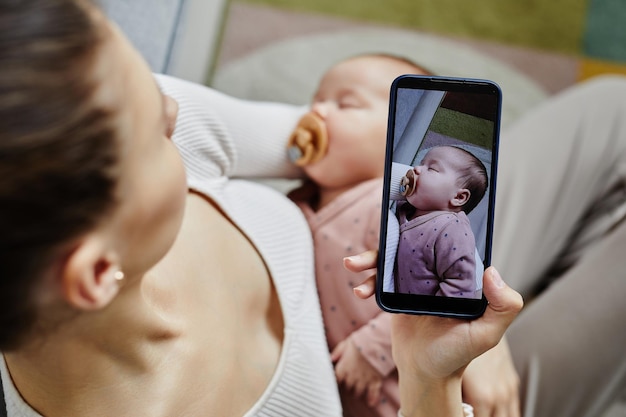 Photo une mère photographiant son nouveau-né