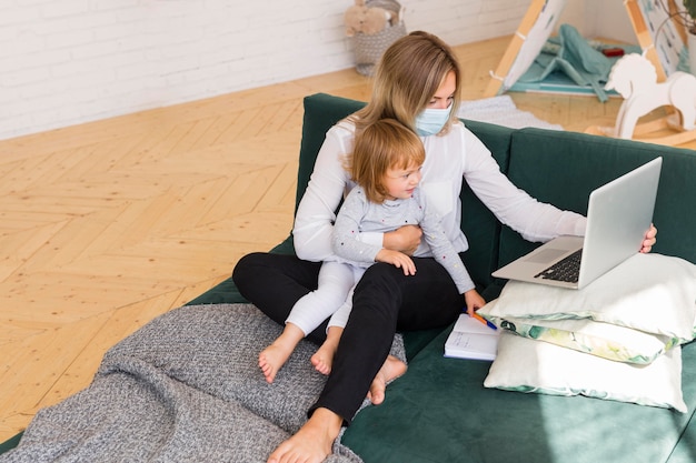 Photo mère plein coup travaillant à la maison