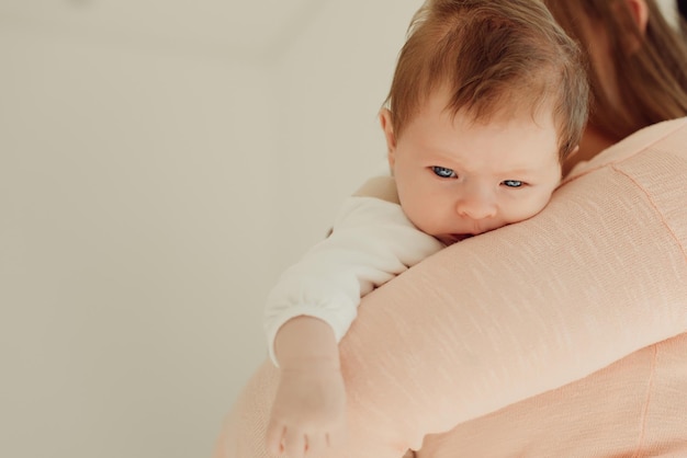 Mère portant une jolie fille à la maison