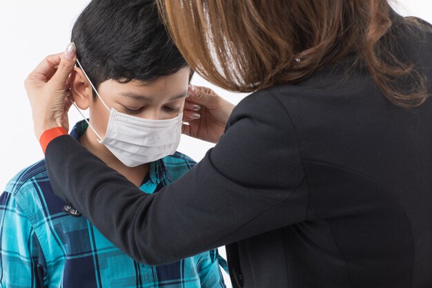 Mère portant un masque chirurgical pour fils.