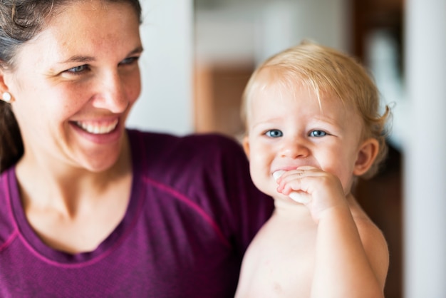 Mère portant son bébé mignon