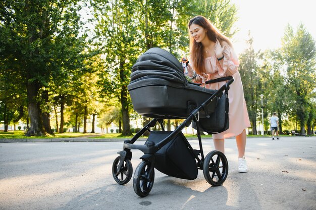 Mère avec poussette dans le parc