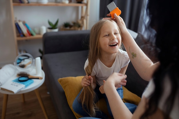 Mère prenant soin d'un enfant avec des poux de tête