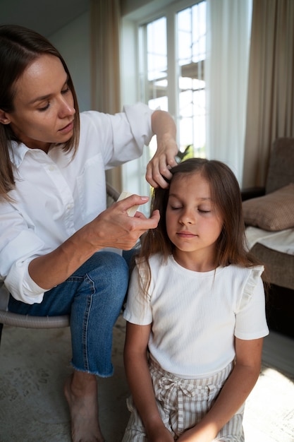 Mère prenant soin de son enfant avec des poux