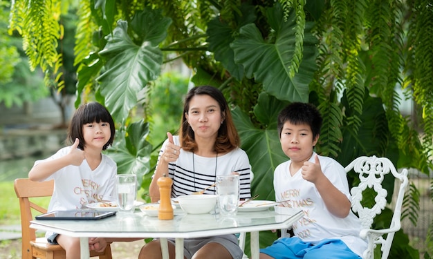 La mère prend le petit déjeuner avec ses enfants, temps de famille