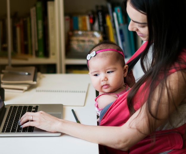 Mère prend soin de son bébé