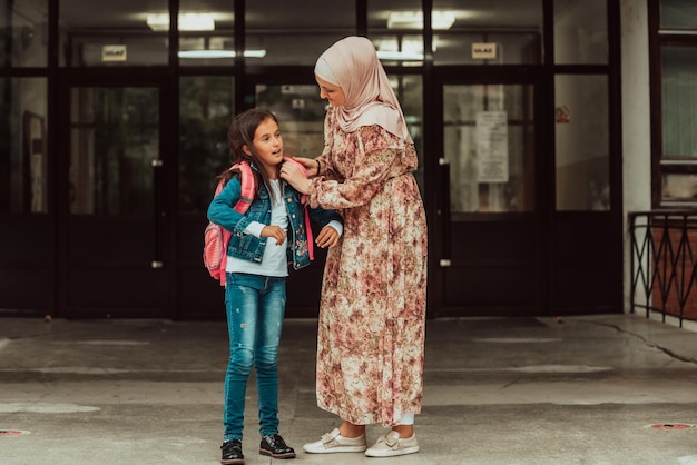 La mère prépare la fille pour l'école Retour à l'école au moment de la pandémie de coronavirusNouvelle normalité L'éducation pendant la pandémie de Covid19 Mise au point sélectivePhoto de haute qualité