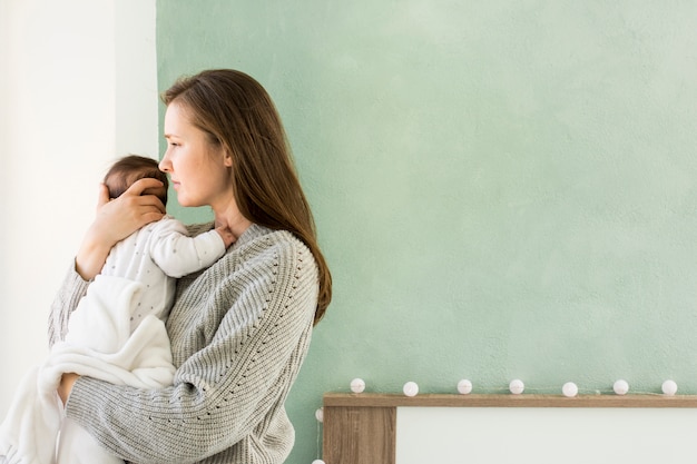 Mère, pull, étreindre, joli, bébé