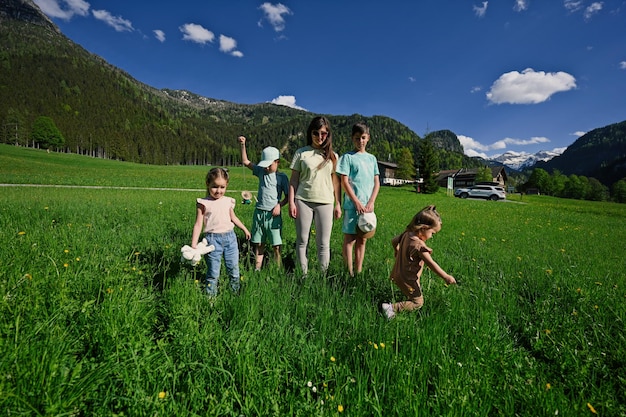 Mère de quatre enfants en prairie alpine à Untertauern Autriche