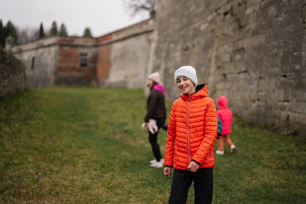 Photo mère de quatre enfants visiter le château de pidhirtsi région de lviv ukraine tourisme familial