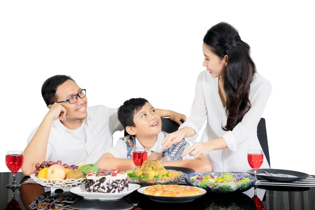 Une mère qui sert des repas à sa famille dans un studio