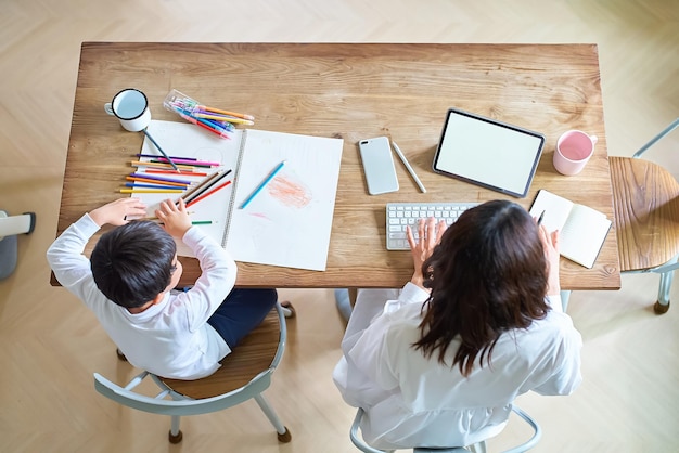 Une mère qui travaille et un enfant qui dessine