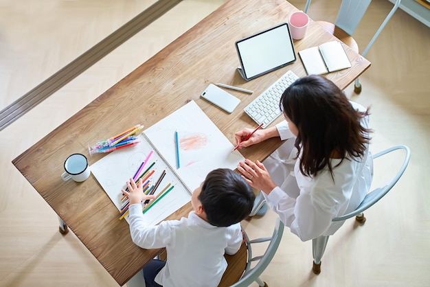 Une mère qui travaille et un enfant qui dessine