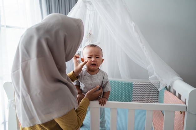 Mère, Regarder, Elle, Petit Garçon, Pleurer