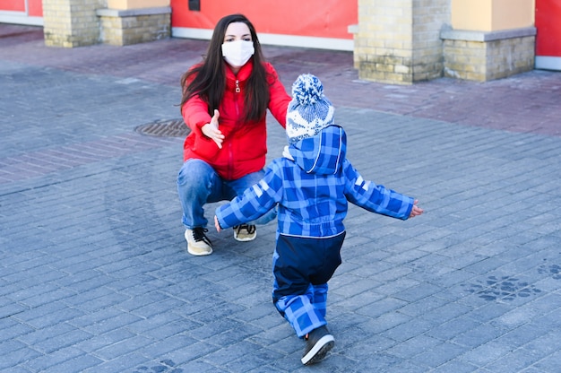 La mère retrouvée rencontre l'enfant après la séparation. Le concept de coronavirus.