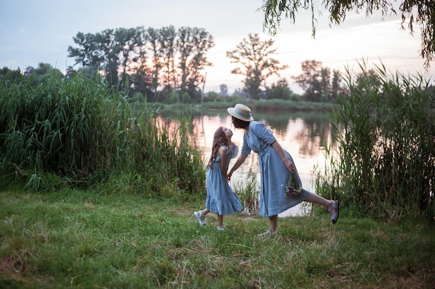 La mère s'amuse avec une fille ou une fille