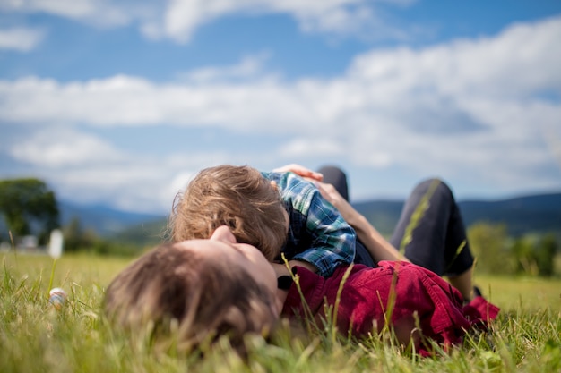 Mère S'amuser Avec Un Fils Sur Une Prairie En Montagne