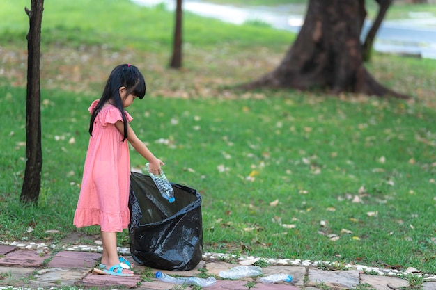 Une mère et sa fille asiatiques aident à collecter les ordures dans un environnement caritatif