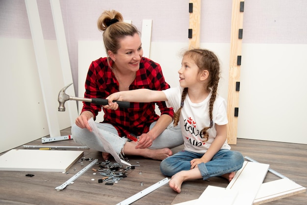 Une mère et sa fille assemblent le lit