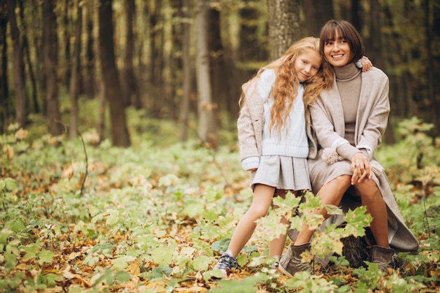 Mère avec sa fille dans le parc s'amusant