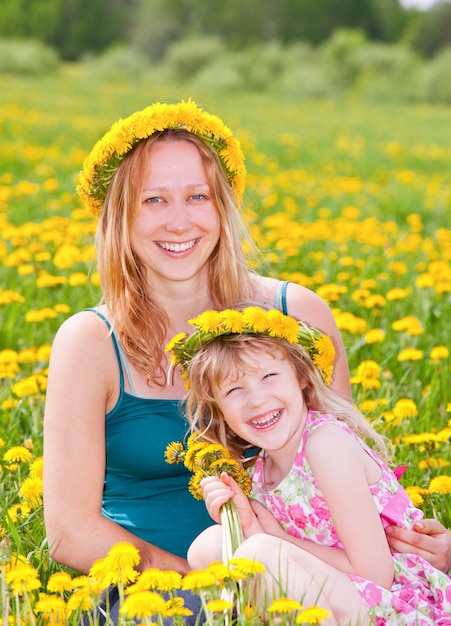 Mère avec sa fille à l'extérieur