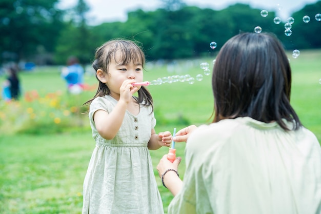 Mère et sa fille jouant avec des bulles de savon