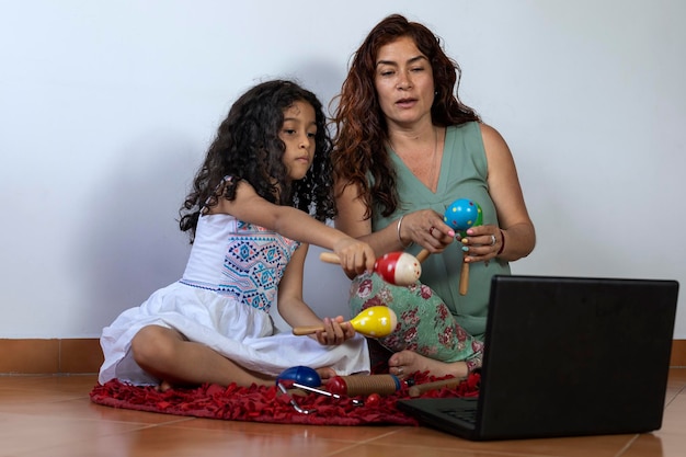 Une mère et sa fille latino-américaines donnent des cours de musique virtuels avec des instruments à percussion