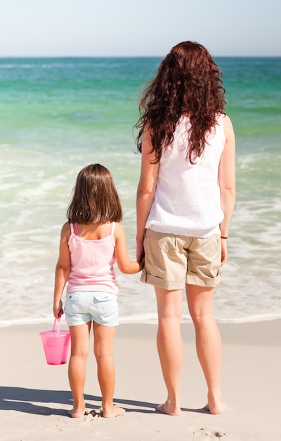 Mère et sa fille sur la plage