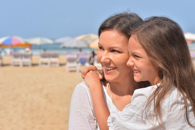 Mère avec sa fille sur la plage