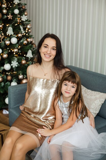 Mère avec sa fille posant à Noël