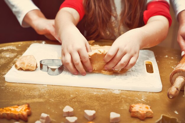 Une mère et sa fille préparent des biscuits de Noël