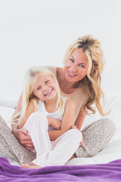 Mère et sa fille en regardant la caméra