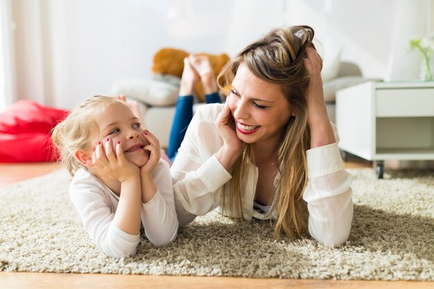 Mère avec sa fille s&#39;amuser à la maison.