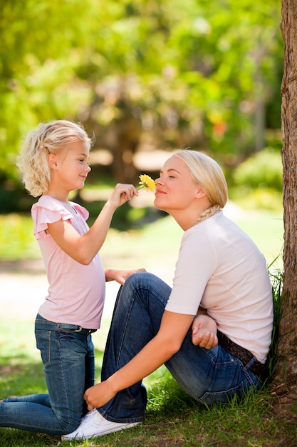 Mère et sa fille sentant une fleur