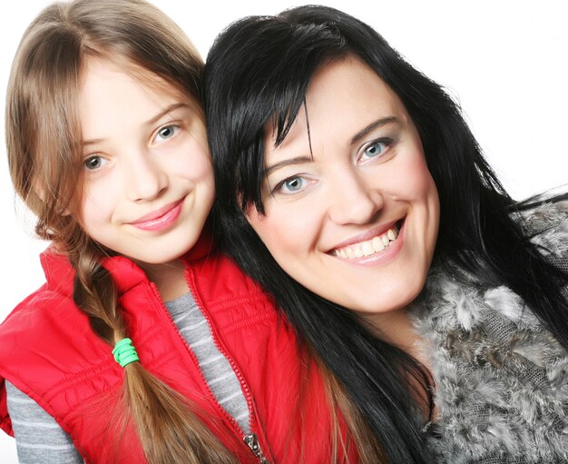 Mère et sa fille souriant à la caméra