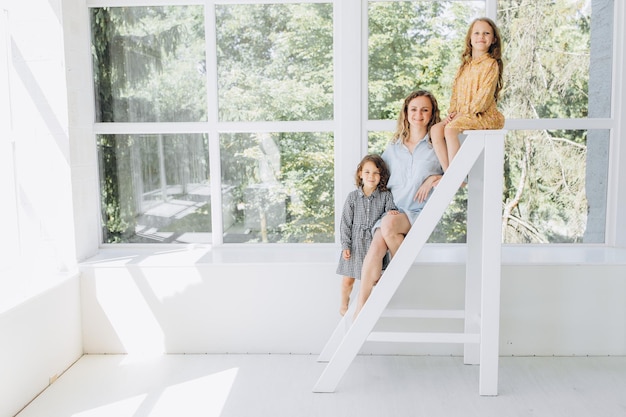 Mère et sa fille en studio