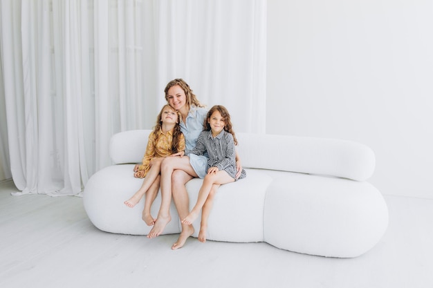 Mère et sa fille en studio