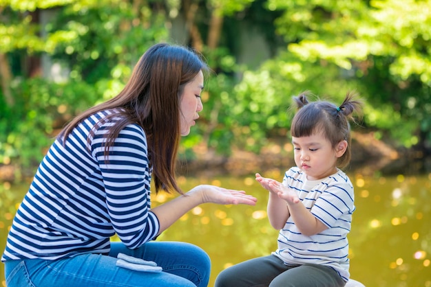 Une mère et sa fille utilisant des gels nettoyants pour les mains Sanitizer contre les bactéries empêchent le virus COVID19