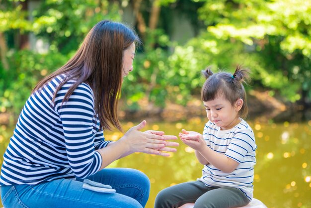 Une mère et sa fille utilisant des gels nettoyants pour les mains Sanitizer contre les bactéries empêchent le virus COVID19