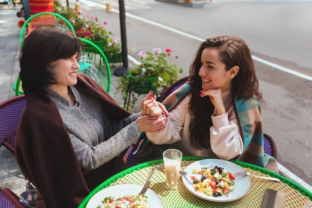 Mère et sa jeune fille s'assoient ensemble dans le café