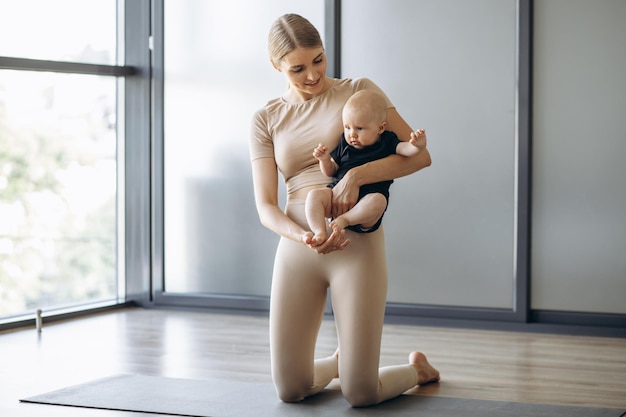 Mère avec sa petite fille en bas âge au pilates