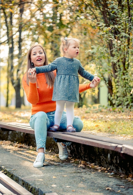 Mère et sa petite fille dans le parc automne